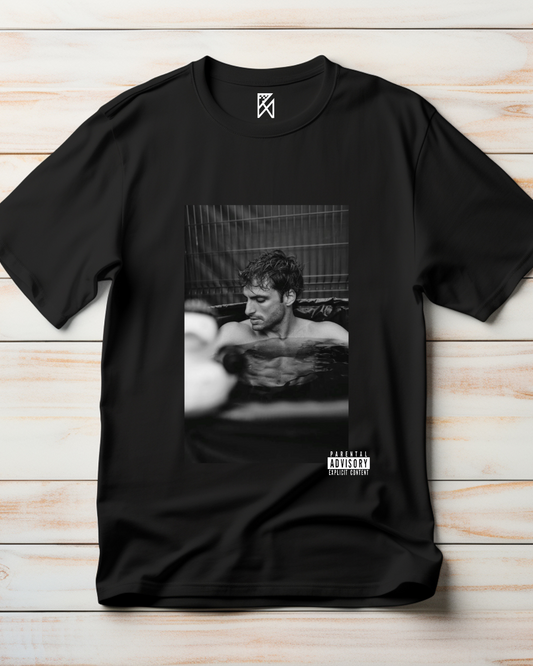 Camiseta Algodão - parental advisory - Carlos Sainz - banheira