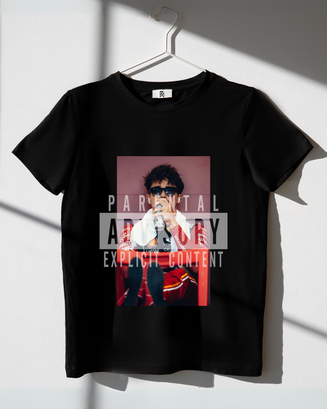 Camiseta Algodão - parental advisory - Charles Leclerc - óculos escuros